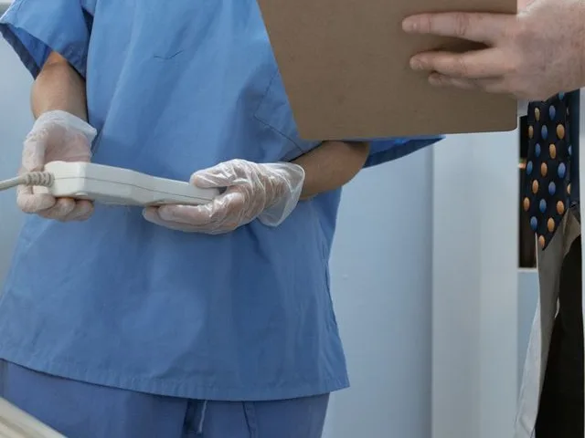 Gyakorlatvezető a hallgató dokumentációját ellenőrzi a kórteremben