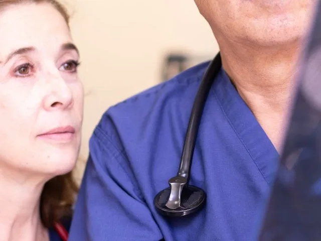 Egészségügyi szakemberek közösen elemeznek egy diagnosztikai felvételt